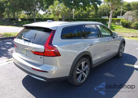 2025 Volvo V60 Cross Country z USA, uszkodzony, nr VIN YV4L12WK3S2148033